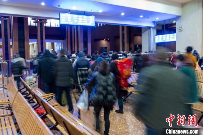 西藏拉林鐵路首次春運運送旅客12.5萬(wan) 人次