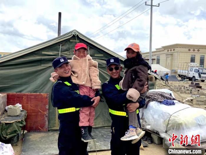 西藏邊境民警在藏曆新年簽收了一個(ge) 溫暖快遞