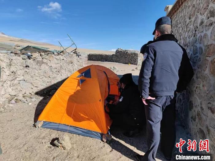 男子徒步高原醉酒欲輕生西藏戍邊民警荒野救人助其返鄉(xiang) 