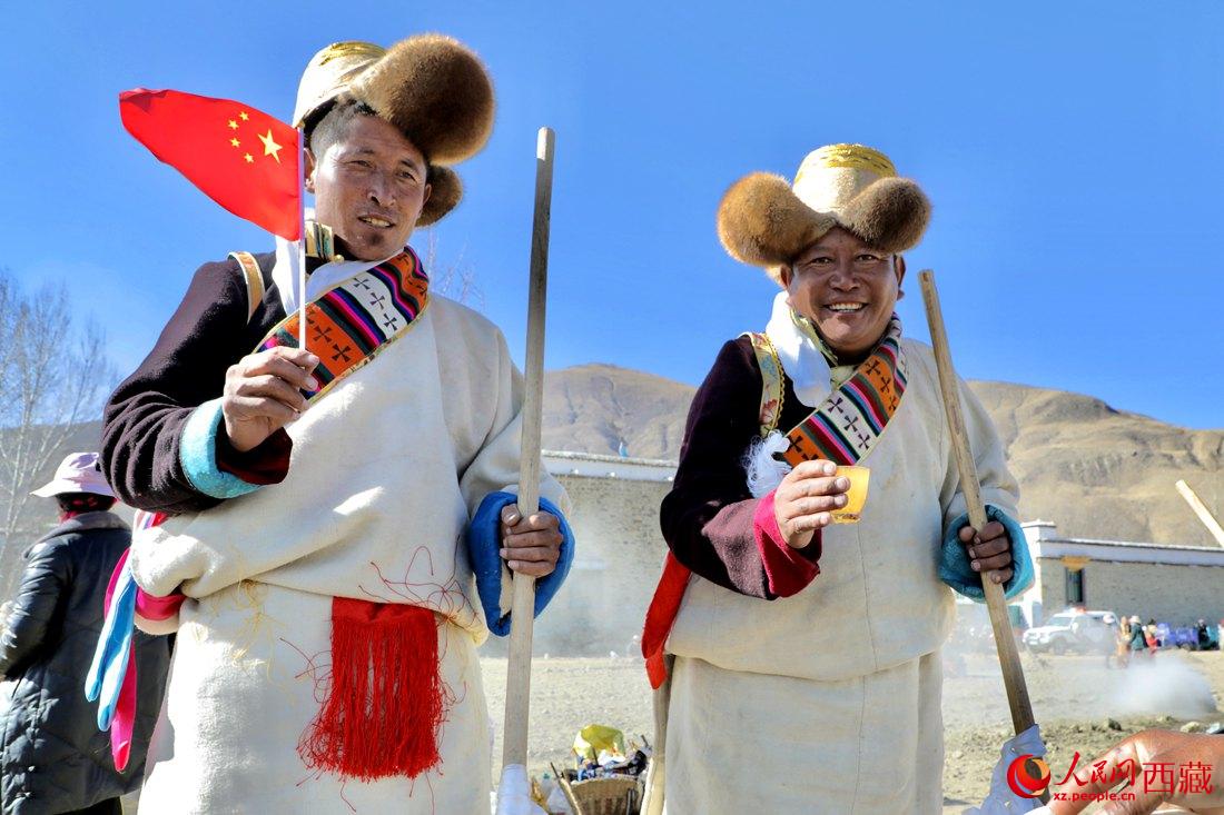 互敬青稞酒，祈福一年的豐(feng) 收。人民網 次仁羅布攝