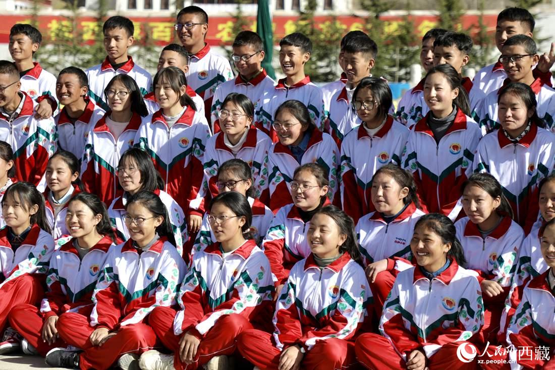 學生代表們(men) 合影留念。人民網 次仁羅布攝