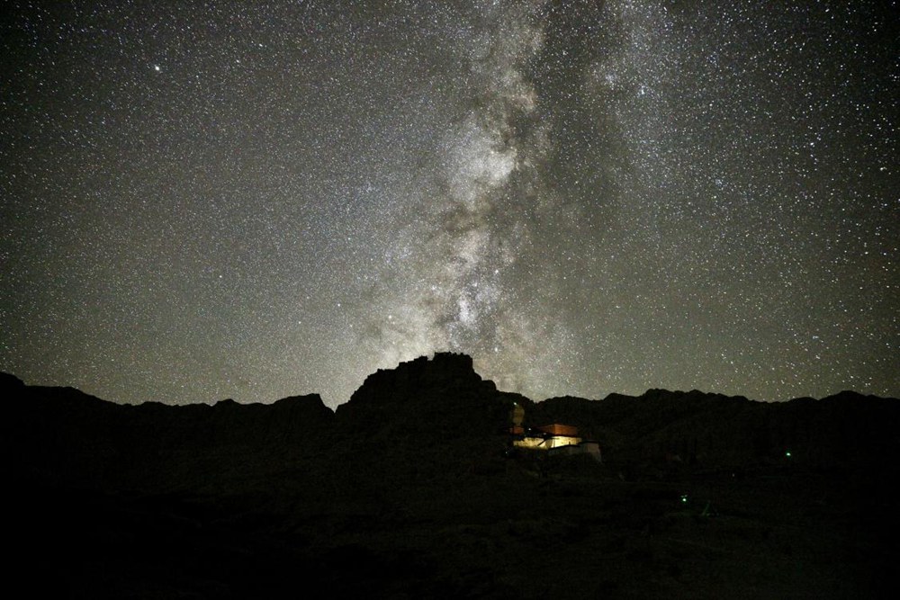 阿裏暗夜星空。旦真次旦攝