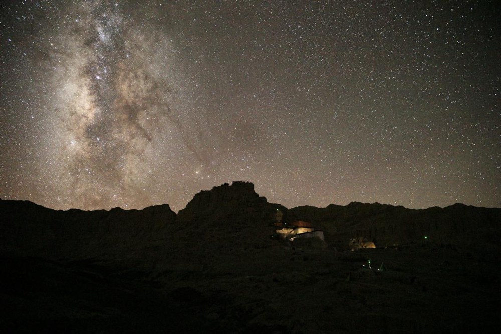 阿裏暗夜星空。旦真次旦攝