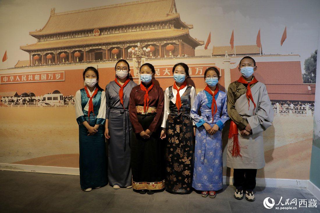 拉薩市北京實驗中學的小講解員們(men) 。人民網 次仁羅布攝