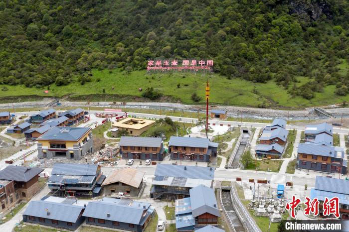 “家是玉麥 國是中國”的大字豎立在玉麥鄉(xiang) 旁的山腳上。　楊華峰 攝