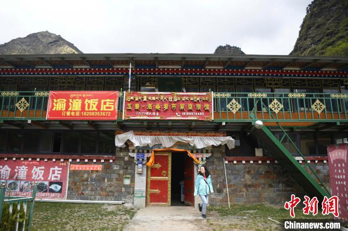 玉麥鄉(xiang) 裏修建了飯店與(yu) 旅館。　楊華峰 攝