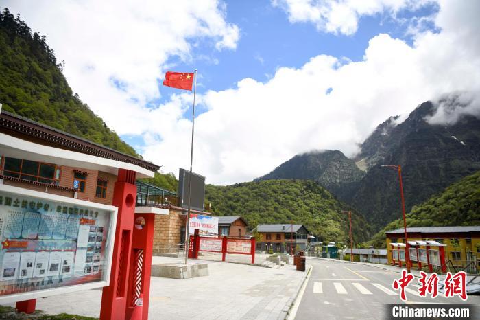 玉麥鄉(xiang) 內(nei) 道路變成了硬化路。　楊華峰 攝