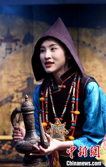 圖為(wei) 西藏自治區級非遺項目——山南浪卡子縣的羊卓服飾。　李林 攝