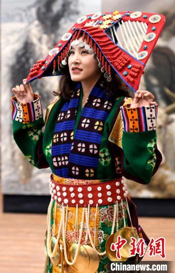 圖為(wei) 國家級非遺項目——西藏那曲申紮縣的巴紮服飾。　李林 攝
