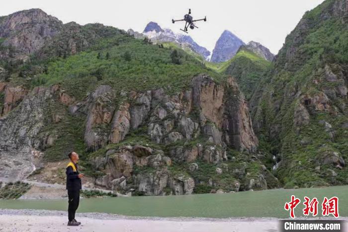 無人機“參與(yu) ”西藏拉林鐵路防洪巡檢