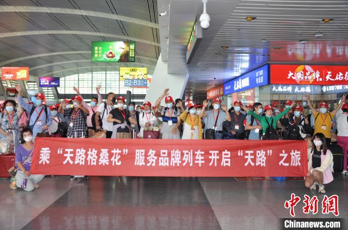首趟暑期進藏旅遊專(zhuan) 列在西寧開行