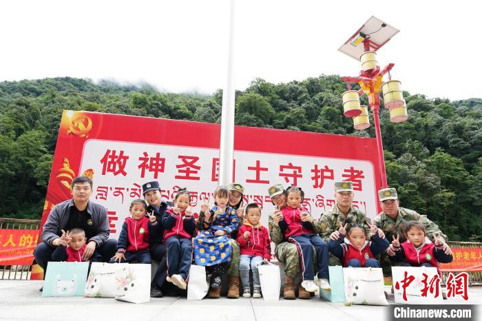 西藏亞(ya) 東(dong) 邊檢民警為(wei) 邊境“萌娃”講戍邊故事