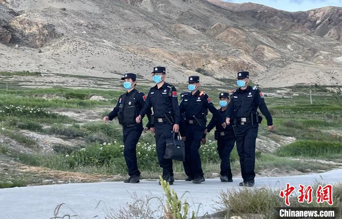 西藏自治區普蘭(lan) 邊檢：警心暖民心攜手抗疫情