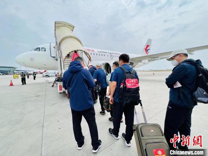 東(dong) 航8月16日5班包機接力護送220名援藏醫療隊員飛抵日喀則