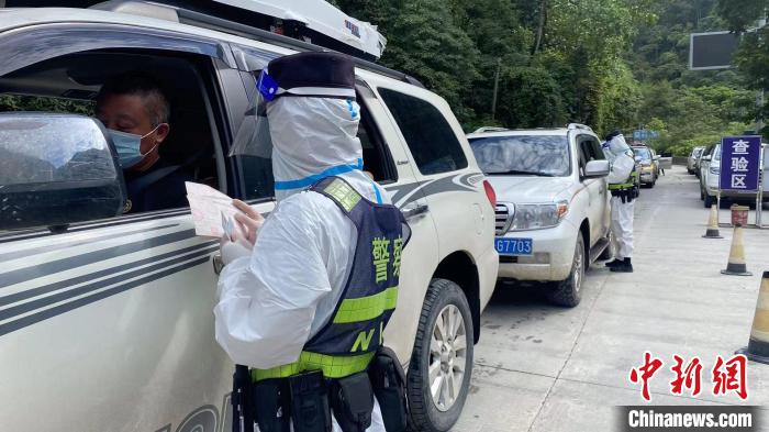西藏移民管理警察：為(wei) 民逆行戰“疫”到底