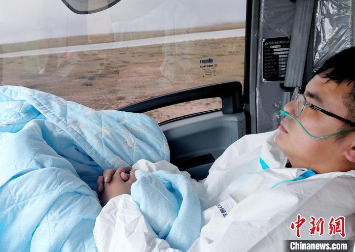 從(cong) 鹹陽開始到拉薩，閆光宇和朋友吃住均不離車。　鄭朋 攝