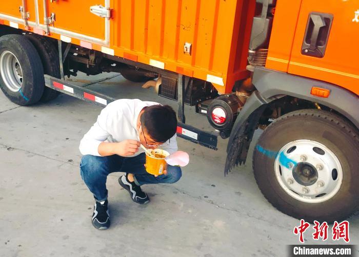 由於(yu) 沿路疫情原因，閆光宇和朋友隻能在服務區簡餐。　鄭朋 攝