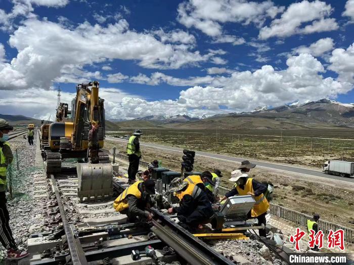 圖為(wei) 青藏鐵路基礎設施“升級換代”施工現場。　現場作業(ye) 人員供圖