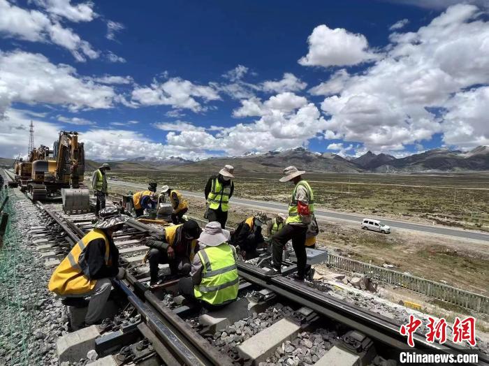 圖為(wei) 青藏鐵路基礎設施“升級換代”施工現場。　現場作業(ye) 人員供圖