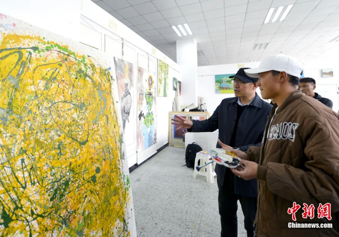 劉洋在課堂上指導學生繪畫技巧。<a target='_blank' href='https://www.easyfundingllc.com/'><p  align=