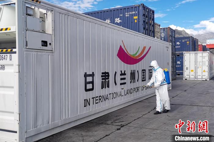 9月9日，甘肅省援助拉薩700噸生活物資“乘冷鏈專(zhuan) 列”抵達拉薩。　國鐵青藏集團有限公司拉薩車務段 供圖