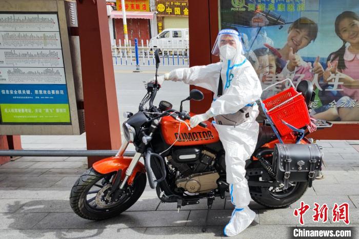圖為(wei) 西藏阜康醫療工作人員騎摩托為(wei) 居家防疫市民送藥。　受訪者供圖