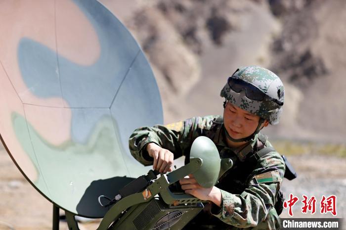 圖為(wei) 官兵進行衛星通訊架設。　 鄒寧寧 攝