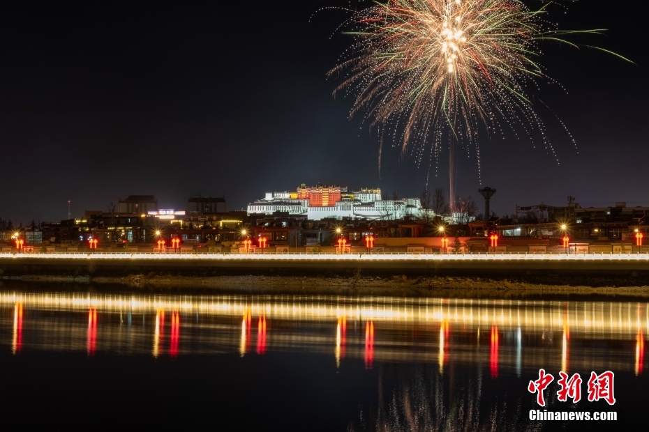 資料圖為2022年3月1日，拉薩迎來藏曆新年“古突夜”，煙花與被燈光照亮的布達拉宮交相輝映。 <a target='_blank' href='https://www.easyfundingllc.com/'><p  align=