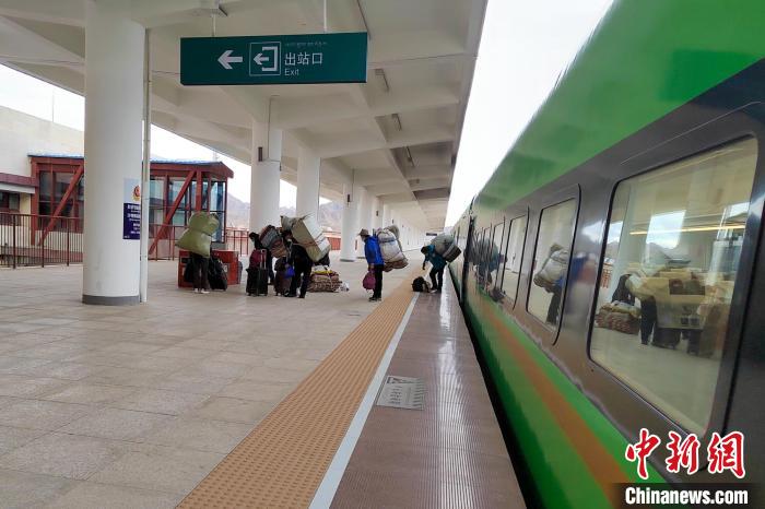 乘客乘複工專(zhuan) 列抵達日喀則。　拉薩車務段 供圖
