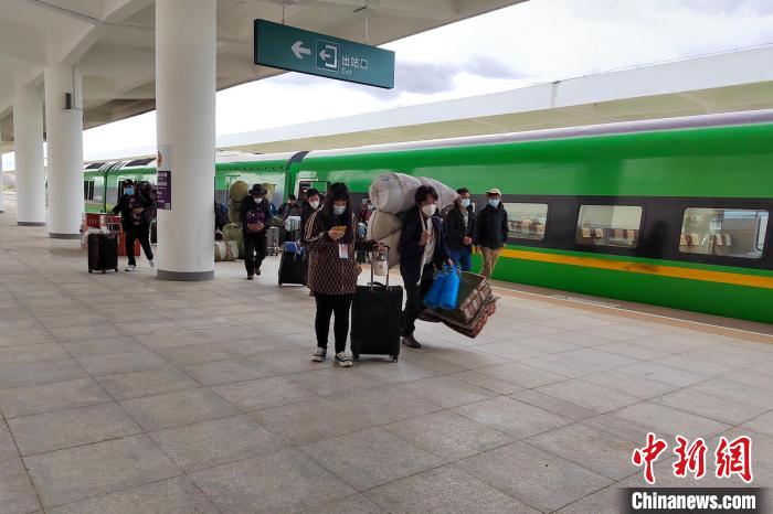 10月6日，乘客乘複工專(zhuan) 列抵達日喀則。　拉薩車務段 供圖