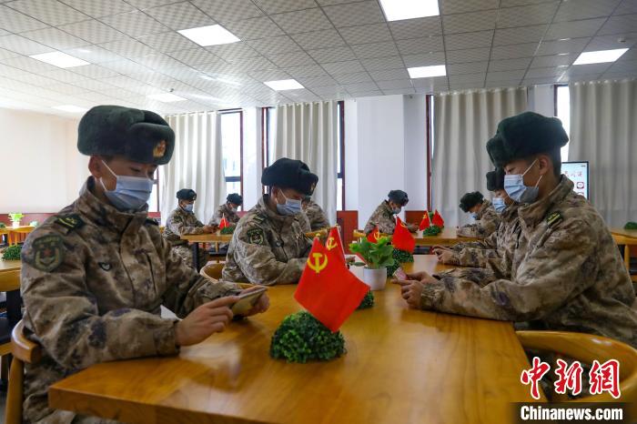 圖為(wei) 阿裏軍(jun) 分區某邊防團組織官兵通過手機收聽收看二十大開幕盛況。　劉曉東(dong) 供圖