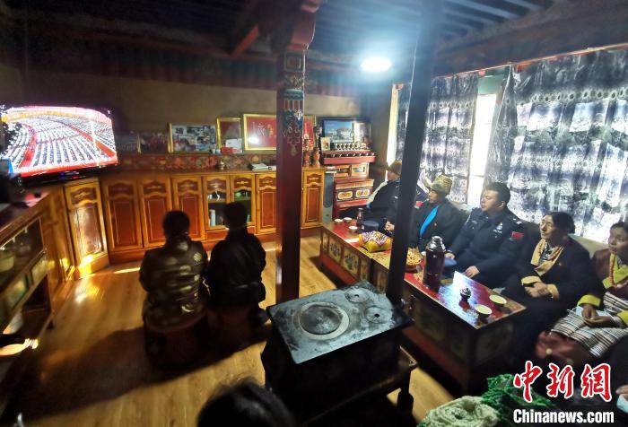 圖為(wei) 西藏普蘭(lan) 出入境邊防檢查站斜爾瓦執勤點移民管理警察與(yu) 駐地民眾(zhong) 一起收看二十大開幕盛況。　郭曉光 攝