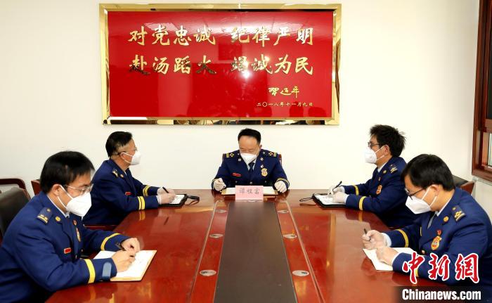 圖為(wei) 西藏森林消防總隊在二十大開幕會(hui) 結束後組織學習(xi) 討論。　西藏森林消防總隊供圖