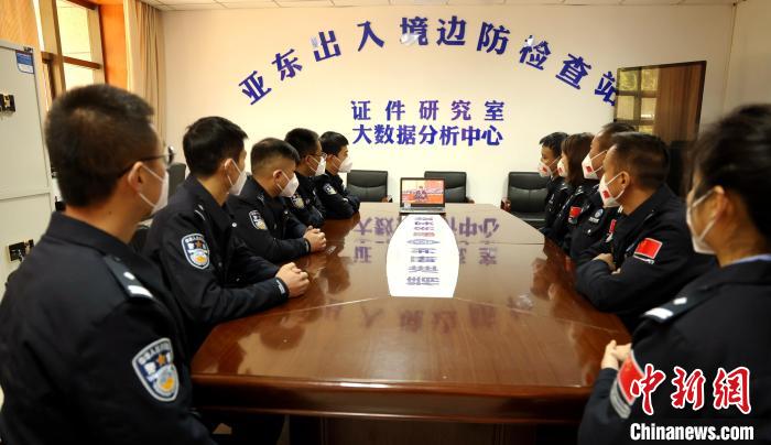 圖為(wei) 西藏亞(ya) 東(dong) 出入境邊防檢查站組織民警收看二十大開幕會(hui) 直播。　亞(ya) 東(dong) 出入境邊防檢查站供圖