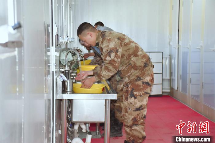 圖為(wei) 阿裏軍(jun) 分區某邊防團官兵在新建水房洗漱。　劉曉東(dong)  攝