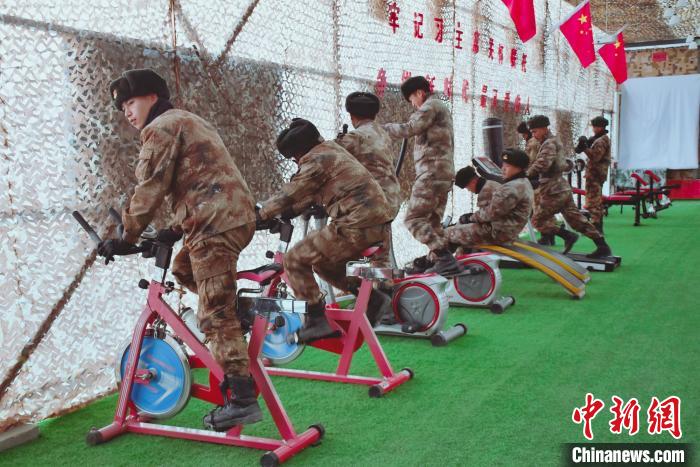 圖為(wei) 阿裏軍(jun) 分區某邊防團官兵在陽光房裏鍛煉。　劉曉東(dong)  攝