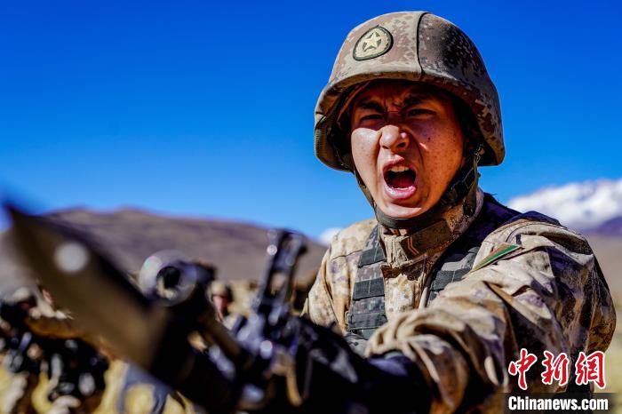 官兵正在進行刺殺操訓練。　西藏山南軍(jun) 分區某團供圖
