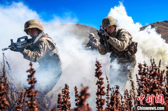 官兵正在進行戰術綜合訓練。　西藏山南軍(jun) 分區某團供圖