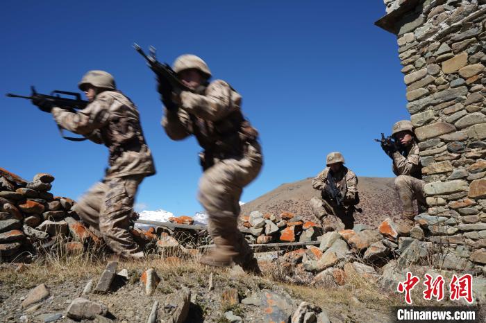 官兵正在進行戰術綜合訓練。　西藏山南軍(jun) 分區某團供圖
