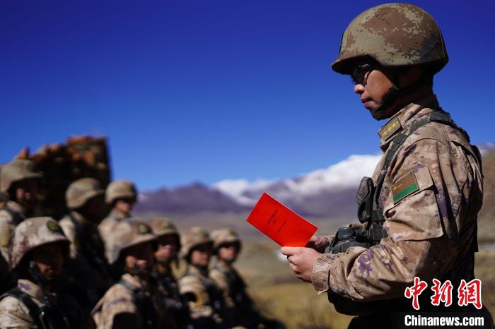 訓練間隙，楊磊正在為(wei) 官兵作宣講。　西藏山南軍(jun) 分區某團供圖
