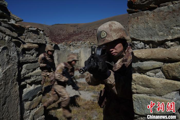 官兵正在進行戰術綜合訓練。　西藏山南軍(jun) 分區某團供圖
