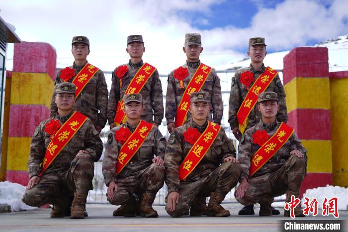 西藏山南軍(jun) 分區某團歡送退伍老兵榮歸故裏