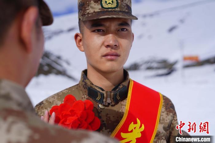 排長王朝偉(wei) (圖左)給退伍老兵佩戴大紅花 西藏山南軍(jun) 分區某團供圖