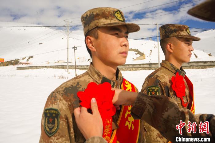 退伍老兵合照留念。　西藏山南軍(jun) 分區某團供圖