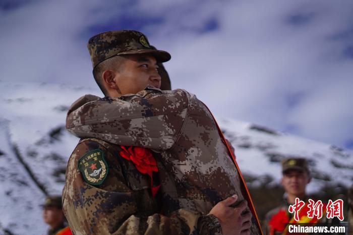 退伍老兵相擁留念。　西藏山南軍(jun) 分區某團供圖