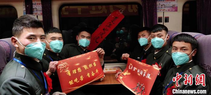 退伍老兵在退伍專(zhuan) 列上合影留念。　西藏山南軍(jun) 分區某團供圖