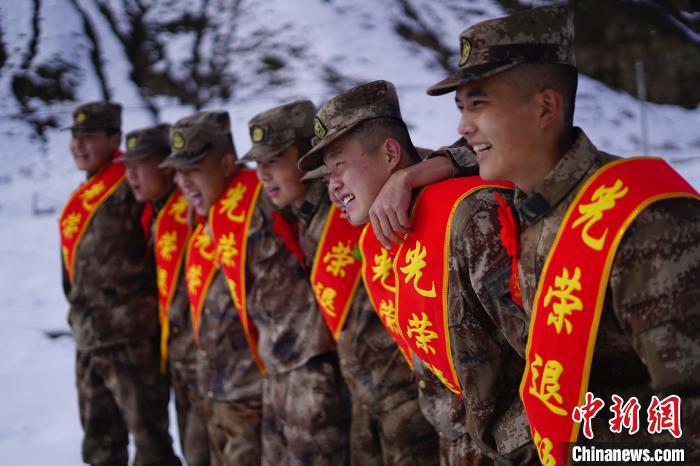 退伍老兵合照留念。　西藏山南軍(jun) 分區某團供圖