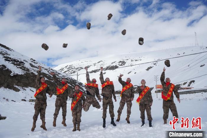 退伍老兵飛帽留念。　西藏山南軍(jun) 分區某團供圖