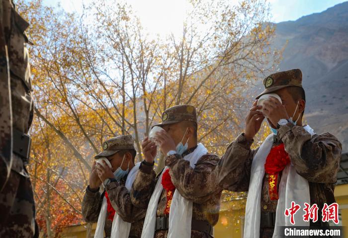 西藏阿裏退伍老兵淚別邊關(guan) 