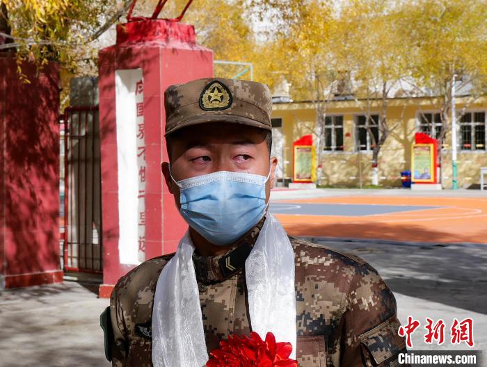 圖為(wei) 什布奇邊防連退伍老兵臨(lin) 別前再看一眼連隊。　劉曉東(dong)  攝